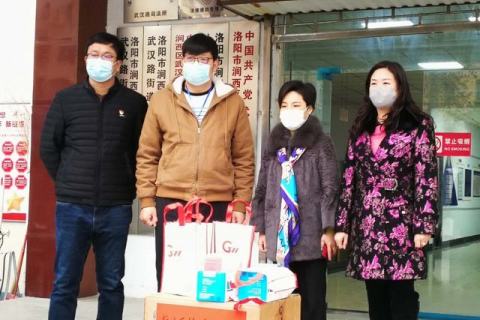 共同克服困难，向前迈进