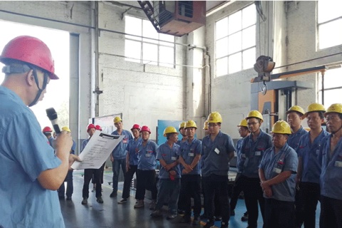 起重机技能比赛，广维精英展示他们的技能